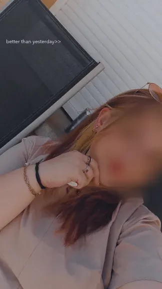 Büsra, 27
