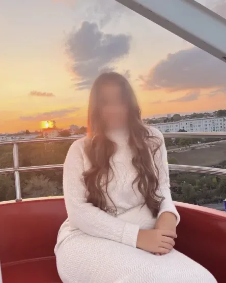Elif, 19