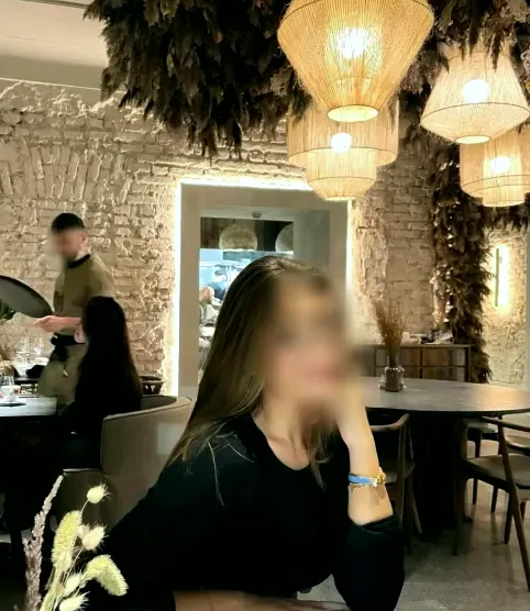 Esra, 25